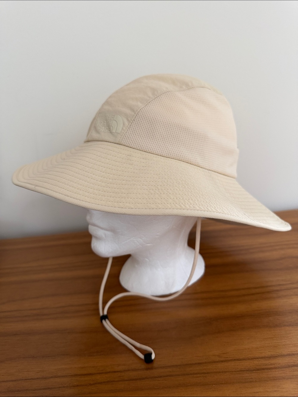 THE NORTH FACE Brimmed Hat Mesh Top Lightweight Chin Strap Hiking Outdoors